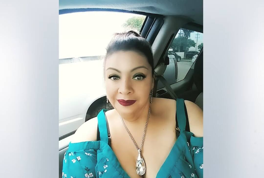 Participante de blusa verde, batom vermelho e com um belo colar de pérola
