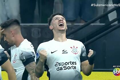 Jogador do Corinthians celebra vitória, com os braços levantados, após Gol em transmissão do SBT que venceu o Estrela da Casa