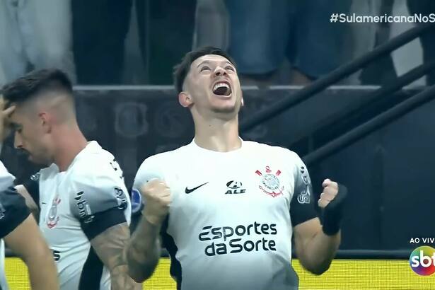 Jogador do Corinthians celebra vitória, com os braços levantados, após Gol em transmissão do SBT que venceu o Estrela da Casa