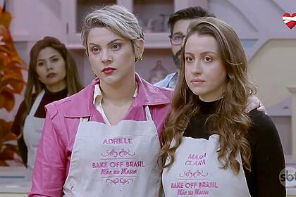 Adriele e Maria Clara juntas ouvindo a decisão dos jurados do Bake Off Brasil na tenda do SBT