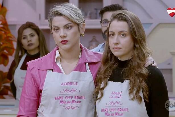 Adriele e Maria Clara juntas ouvindo a decisão dos jurados do Bake Off Brasil na tenda do SBT