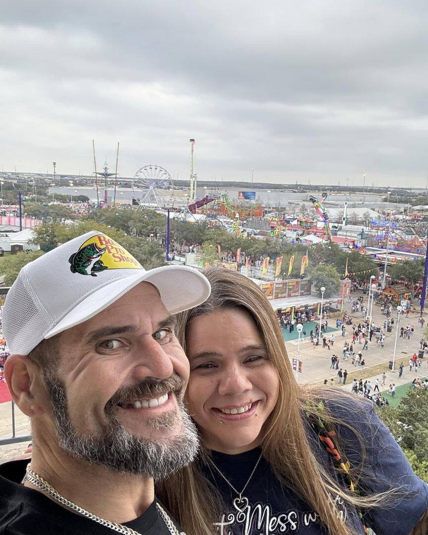David Bolton ao lado de sua esposa em uma selfie no alto de uma cidade