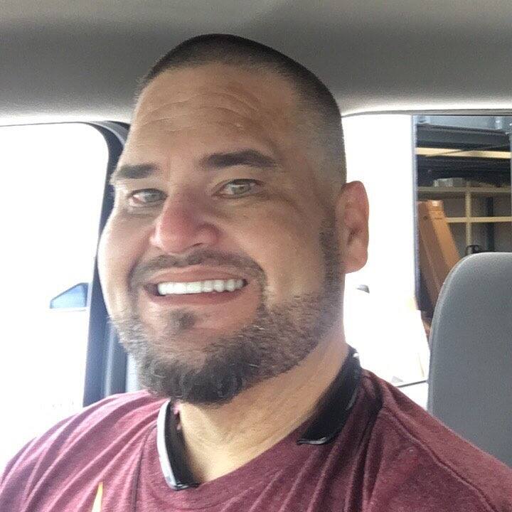 David Bolton do Quilos Mortais sorrindo dentro de um carro