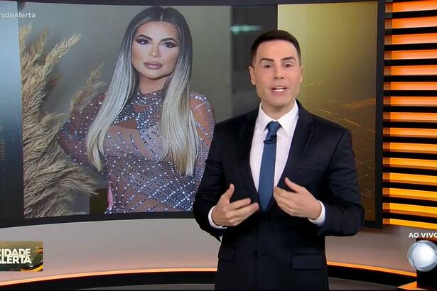 Luiz Bacci em pé com Deolane no telão do Cidade Alerta