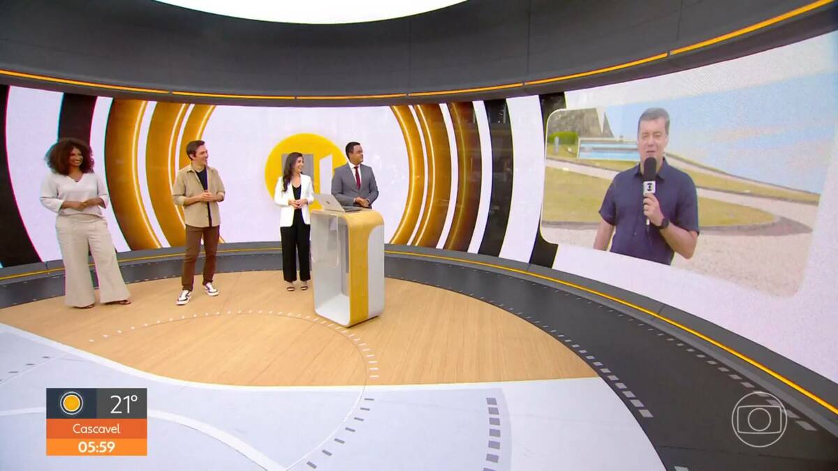 Mariana Alano, Alessandro Jodar, Cinthia Toledo e Marcelo Pereira no estúdio do Hora 1, com Roberto Kovalick participando pelo telão ao vivo de Salvador 