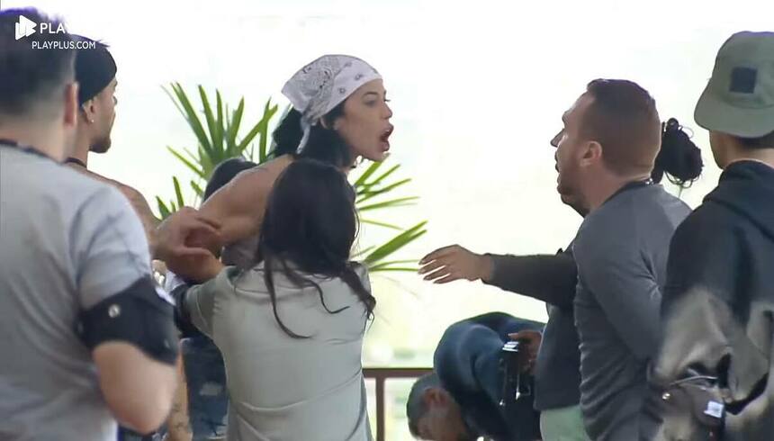 Larissa e Zé Love em trecho de treta na área externa de A Fazenda