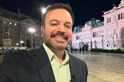 Marcelo Torres em foto posada em frente ao Palácio na Argenitna