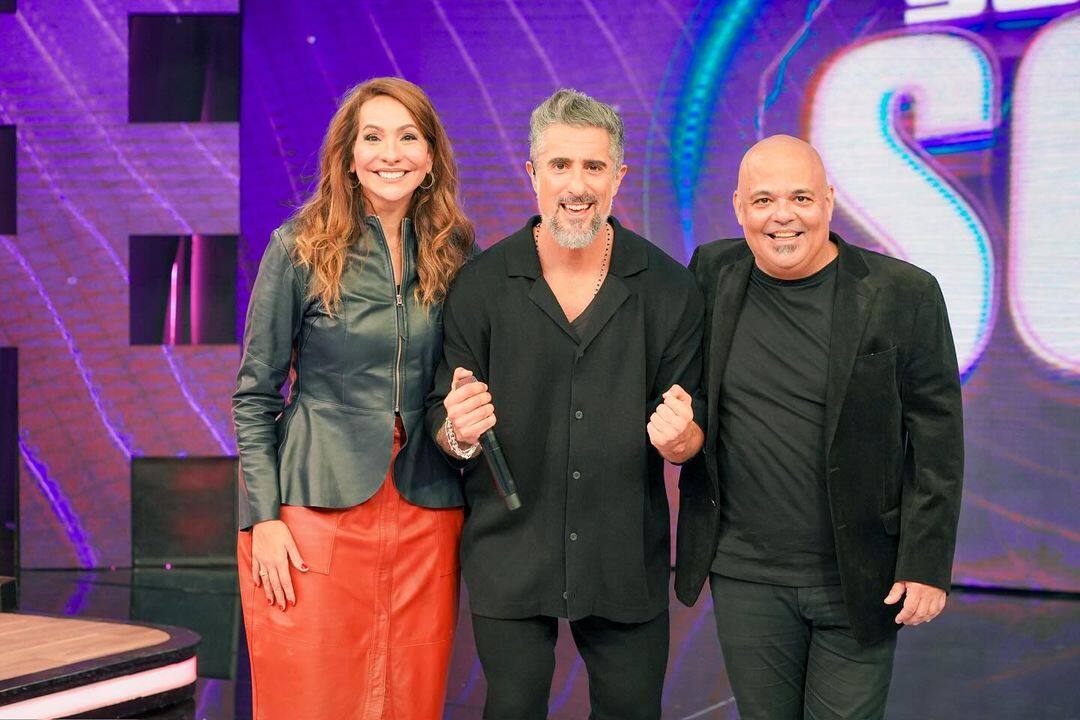 Maria Beltrão e Flavio Mendes abraçam Marcos Mion no palco do Caldeirão
