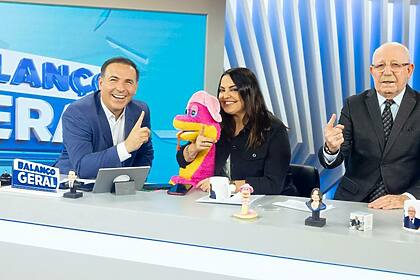 Reinaldo Gottino, Fabiola Reipert e Renato Lombardi, na bancada do A Hora da Venenosa, no Balanço Geral, apontando o número 1 com o dedo