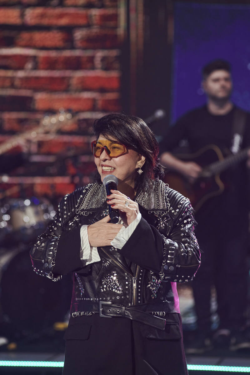 Roberta Miranda cantando no palco do Domingão