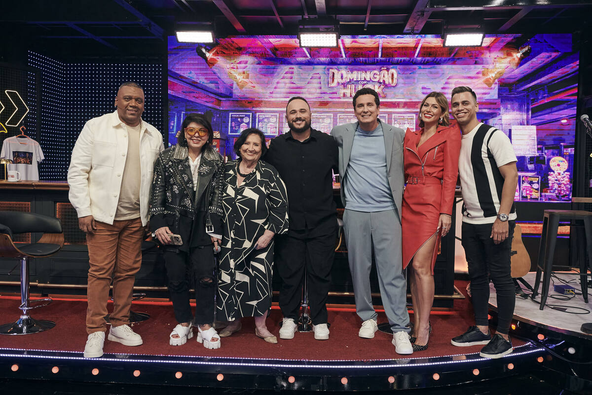 Roberta Miranda, Dona Dea, Livia Andrade, Ed Gama, Preto Zezé, Rafa Portugal e Pedrinho do Cavaco no palco do Domingão