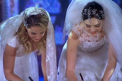 Rosário (Leandra Leal) e Cida (Isabelle Drummond) em trecho do casamento, cena da novela Cheias de Charme