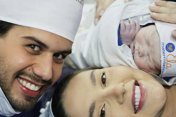 Virginia, Zé Felipe e José Leonardo na maternidade, logo após o nascimento