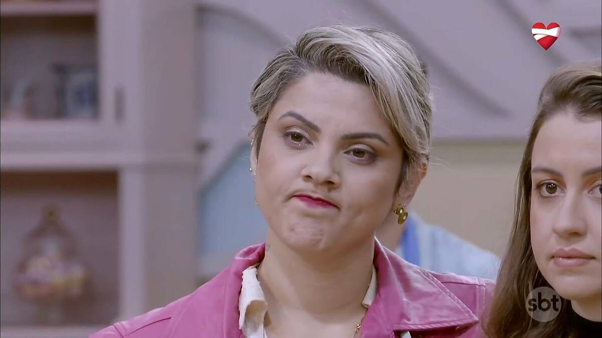 Adriele com semblante triste após eliminação do Bake Off Brasil