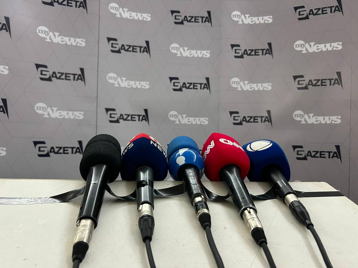 Microfones da imprensa no debate da TV Gazeta