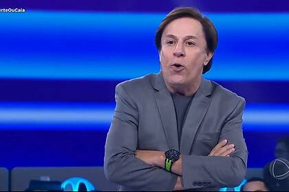 Tom Cavalcante faz bico com a boca, durante apresentação do Acerte ou Caia!