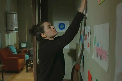 Bahar (Özge Özpirinçci) em trecho da novela Força de Mulher