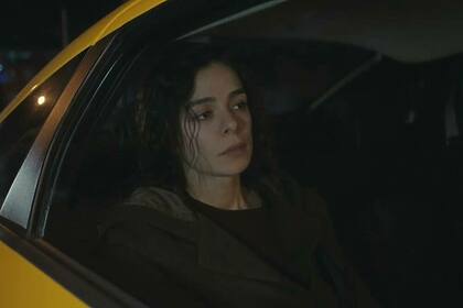 Bahar (Özge Özpirinçci), dentro de um táxi, em trecho da novela Força de Mulher