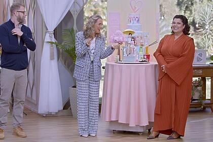 Carole Crema, André Mifano e Fabiana Karla em trecho do Bake Off Brasil