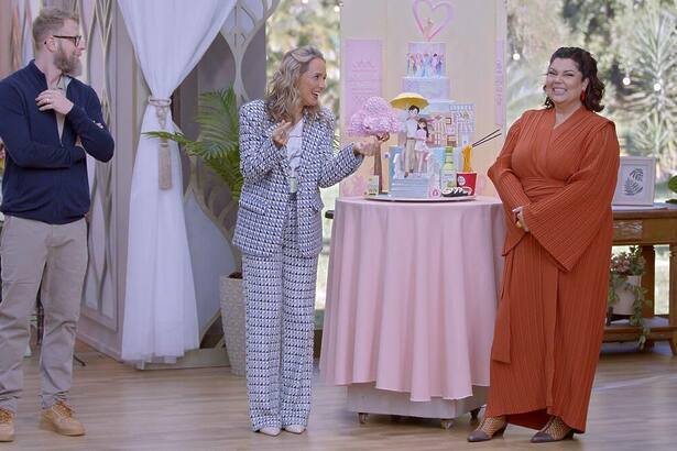 Carole Crema, André Mifano e Fabiana Karla em trecho do Bake Off Brasil
