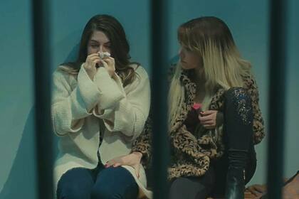 Ceyda (Gökçe Eyüboğlu) e Yeliz (Ayça Erturan) na prisão, em trecho do capítulo de Força de Mulher