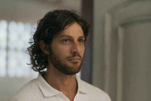 Chay Suede, como Mavi, em trecho de capitulo da novela Mania de Você