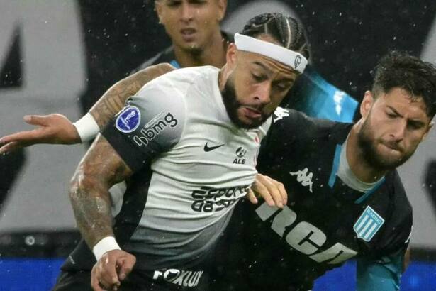 Jogadores em campo no jogo de Corinthians x Racing