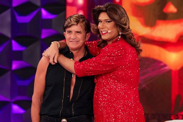 Dr. Rey e Narcisa no cenário do 'Jogo das 3 Pistas' do Programa Silvio Santos