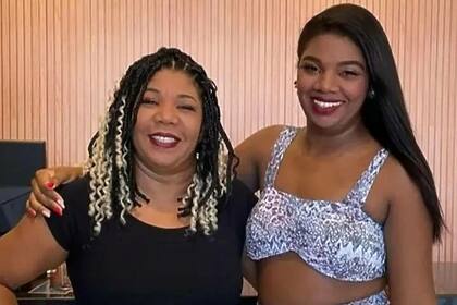 Elisângela Brito e Raquel Brito em foto posada juntos