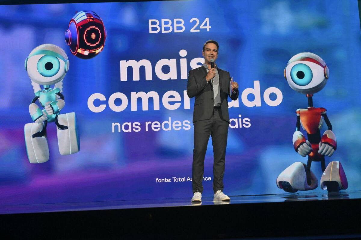 Tadeu Schmidt em frente ao telão do BBB 25