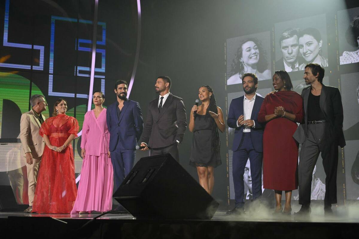 Elenco de Vale Tudo reunido no palco do Upfront da Globo 2025