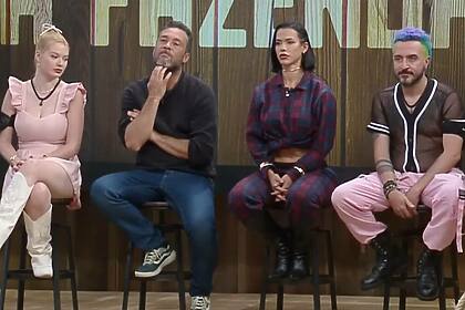 Julia, Juninho, Larissa e Fernando sentados no banquinho da roça de A fazenda 16