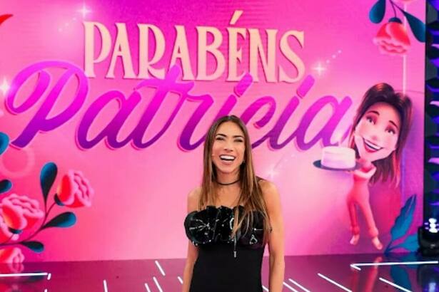 Patricia Abravanel no cenário de aniversário do Programa Silvio Santos