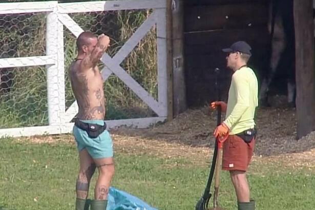 Sacha e Yuri em conversa na área dos animais de A fazenda