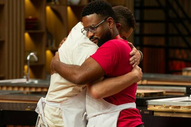 Vinicius e José Roberto se abraçando no Masterchef