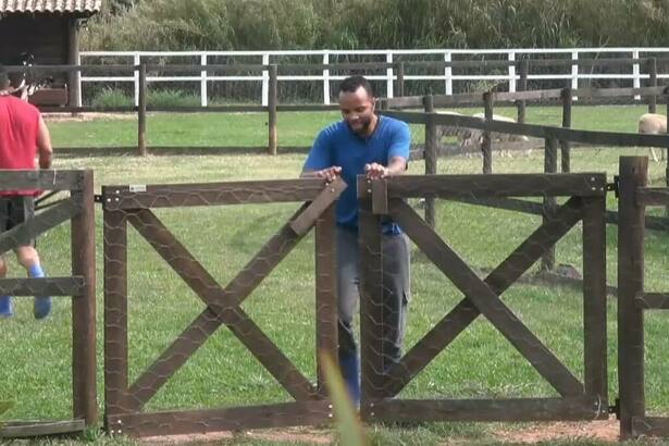 Zaac fechando a porteira em A Fazenda