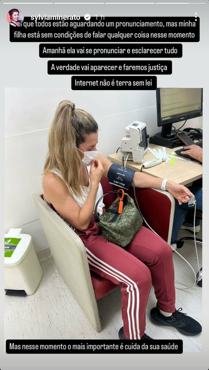 Ana Paula Minerato recebendo atendimento no hospital, em foto publicada nos stories do Instagram