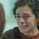 Bahar (Özge Özpirinçci) chorando em capítulo de Força de Mulher