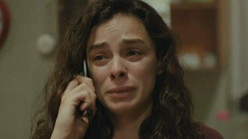 Bahar (Özge Özpirinçci) chorando e desesperada em capítulo de Força de Mulher