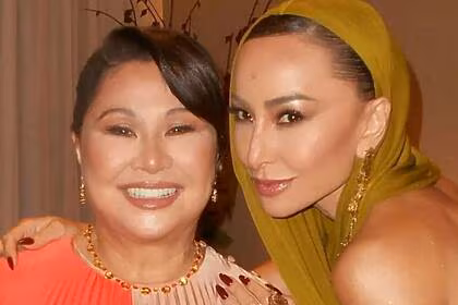 Dona Kika e Sabrina Sato juntas em foto posada