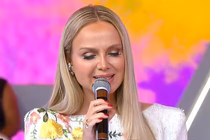 Eliana olha para baixo emocionada, enquanto discursa no palco do Teleton 2024