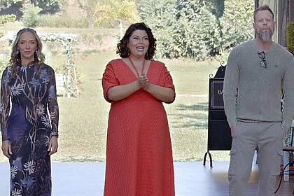 Fabiana Karla e os jurados Carole Crema e André Mifano na tenda do Bake Off