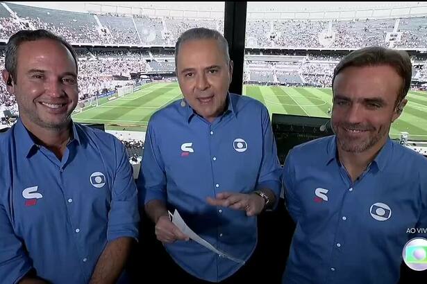 Luis Roberto e os comentaristas Caio e Roger na cabina de transmissão da final da Libertadores