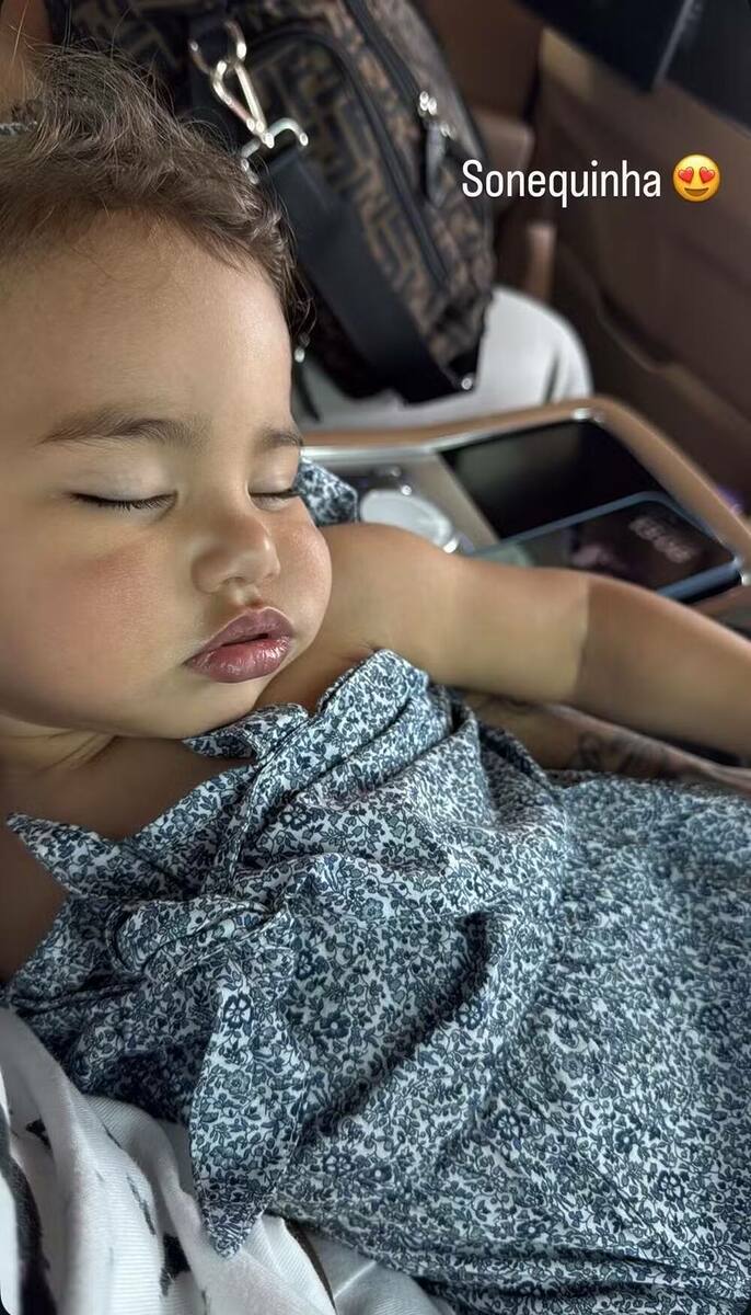 Mavie tirando uma sonequinha no coloco do papai Neymar no carro 