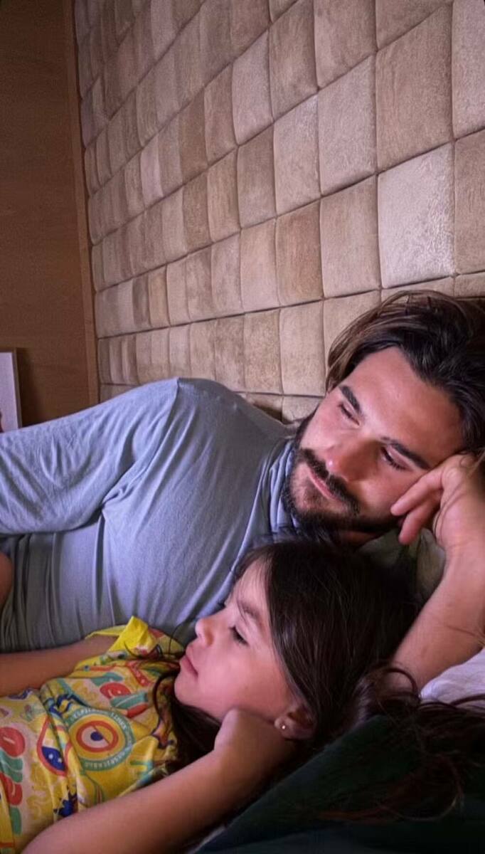 Nicolas Prattes com Zoe em foto publicada por Sabrina Sato 