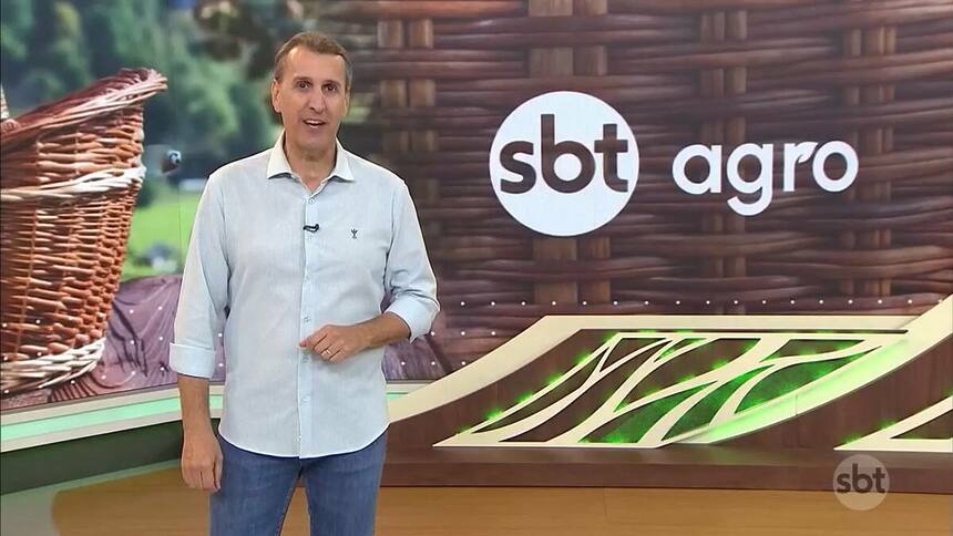 Sandro Ivanowski em frente ao telão do SBT Agro