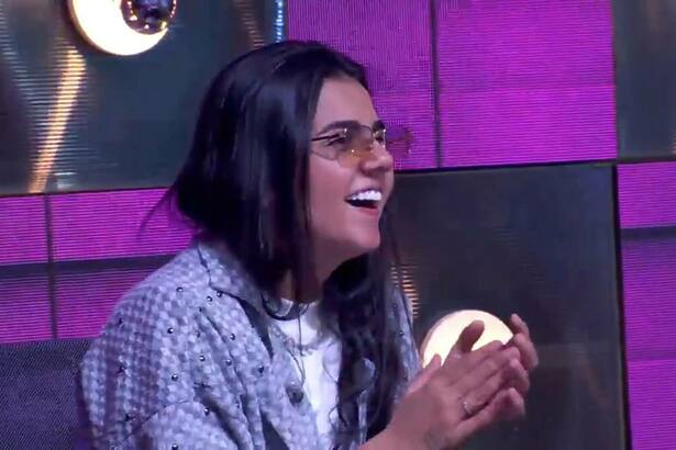 Yasmin Santos sorridente e aplaudindo no Caldeirão