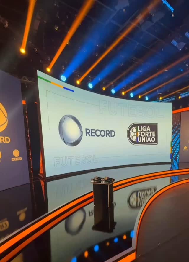 Logo da RECORD e do Liga Forte União no telão da emissora