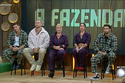 Sacha, Yuri, Flor, Luana e Gui Vieira sentados no banquinho da 12ª Roça de A Fazenda 16