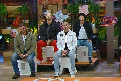 Sideny, Yuri, Sacha e Albert sentados no banquinho da 13ª Roça de A Fazenda 16